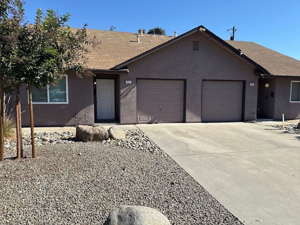 415-419 Gilbert Ave in Oakdale, CA - Building Photo