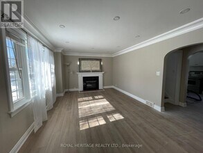 1052 King St E in Oshawa, ON - Building Photo - Building Photo