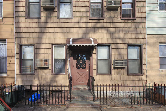 217 Nassau Ave in Brooklyn, NY - Foto de edificio - Building Photo