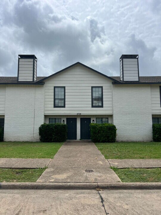 2705 Wimbledon Ct in Garland, TX - Building Photo