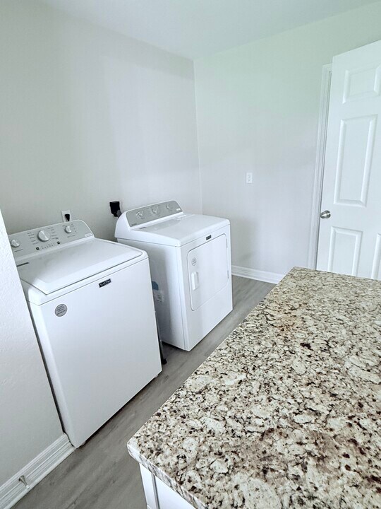 438 E Wright Blvd in Universal City, TX - Building Photo