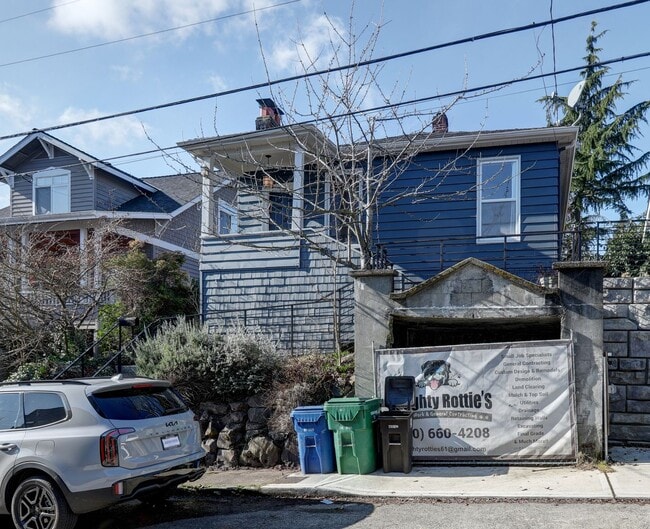 305 Dewey Pl E in Seattle, WA - Building Photo - Building Photo