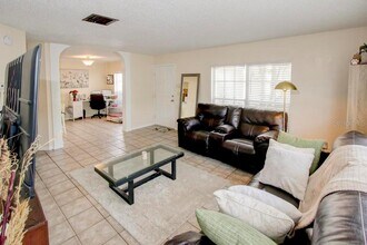 637 Kensington Lake Cir in Brandon, FL - Building Photo - Building Photo
