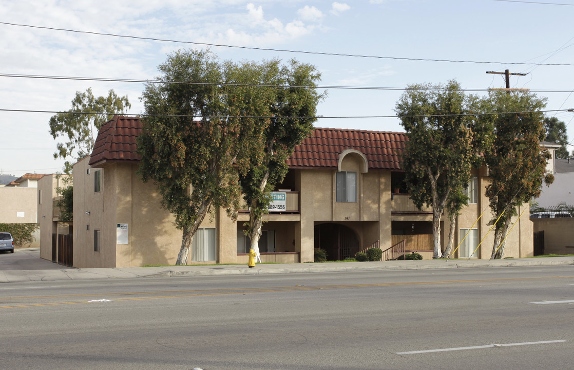 141 W Lambert Rd in La Habra, CA - Foto de edificio