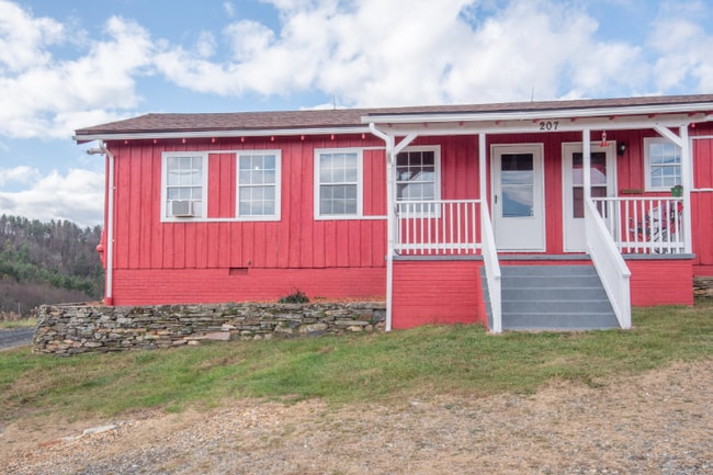 207 Doe Meadows Dr in West Jefferson, NC - Building Photo - Building Photo