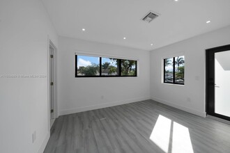 1103 SW 12th St in Miami, FL - Building Photo - Building Photo