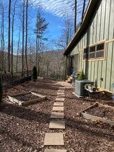 18 Twisted Birch Dr in Hendersonville, NC - Foto de edificio - Building Photo