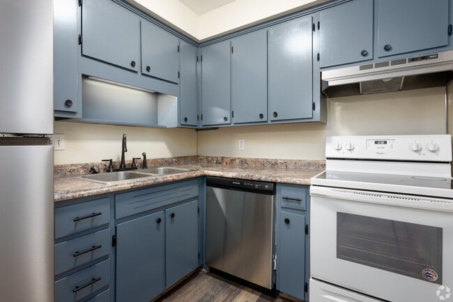 Oak Grove Village in Roanoke, VA - Foto de edificio - Building Photo