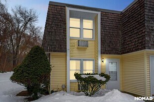 127 Black Point Rd in East Lyme, CT - Building Photo