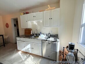 452 Park Dr, Unit 17 in Boston, MA - Foto de edificio - Building Photo