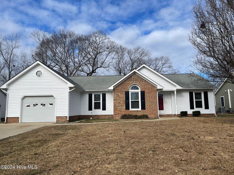 167 Raintree Cir in Jacksonville, NC - Building Photo