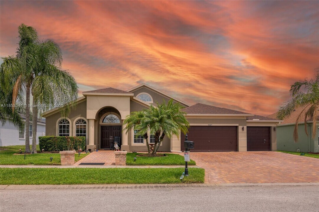 10327 Meadow Crossing Dr in Tampa, FL - Building Photo