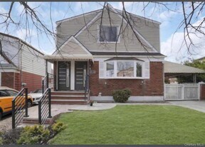 120-60 200th St in Queens, NY - Building Photo