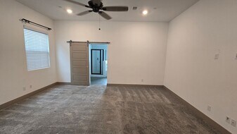 9405 Parkwood Manor Dr in Shafter, CA - Building Photo