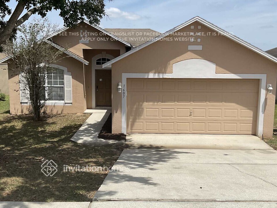 1607 Fitzgerald Dr in Dundee, FL - Building Photo