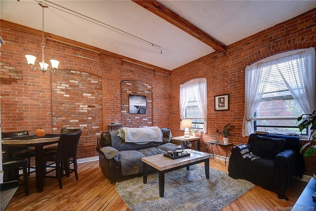 222 Williams St E in Glastonbury, CT - Building Photo