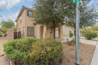 6475 W Freeway Ln in Glendale, AZ - Building Photo - Building Photo