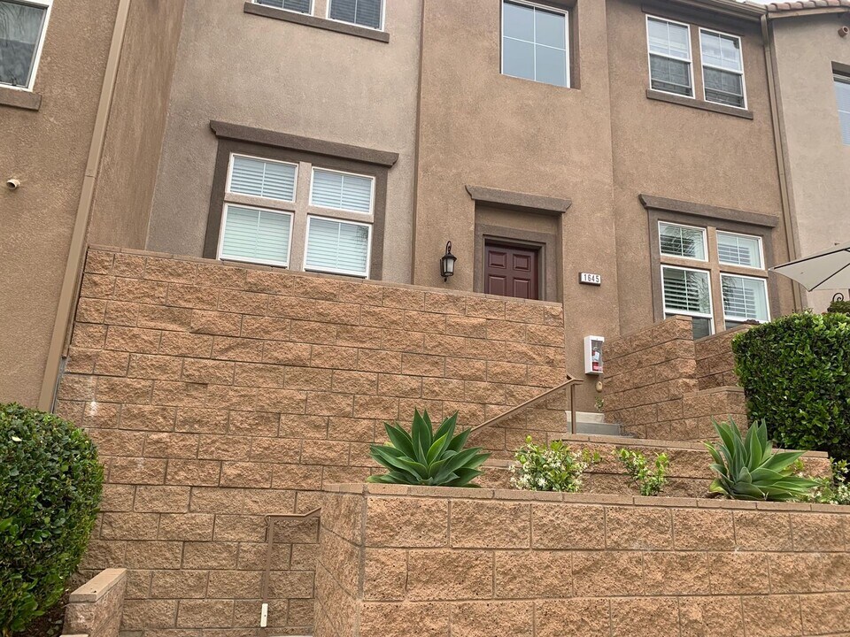 1645 Waterlily Way in San Marcos, CA - Foto de edificio