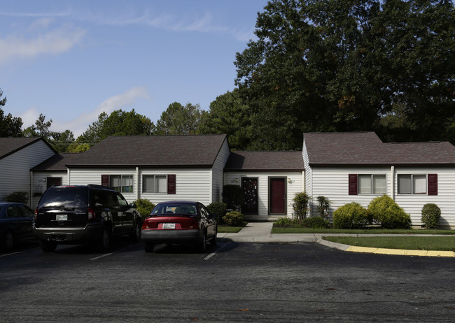 Cedar Springs Apartments in Knoxville, TN - Foto de edificio - Building Photo