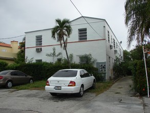 2830 Pine Tree Dr in Miami Beach, FL - Building Photo - Building Photo