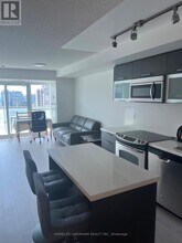 386 Yonge St in Toronto, ON - Building Photo - Building Photo