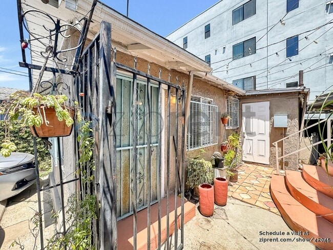 6305 Willoughby Ave in Los Angeles, CA - Building Photo - Building Photo