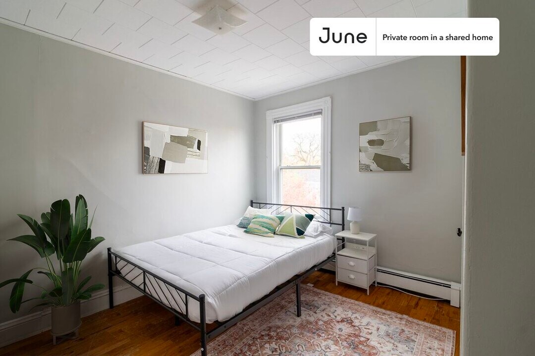 Private bedroom in 4 bed/1 bath Home in Boston, MA - Building Photo