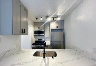 13925 Sherman Way in Los Angeles, CA - Building Photo - Building Photo