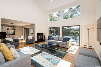 1 Deer Path in Quogue, NY - Foto de edificio - Building Photo