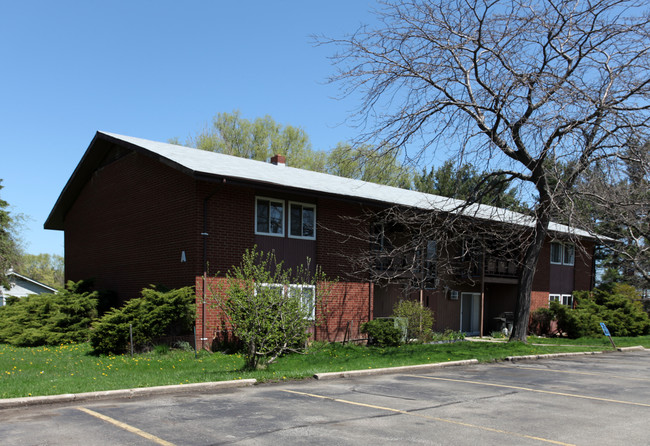 Old Orchard Apartments in Geneva, OH - Building Photo - Building Photo