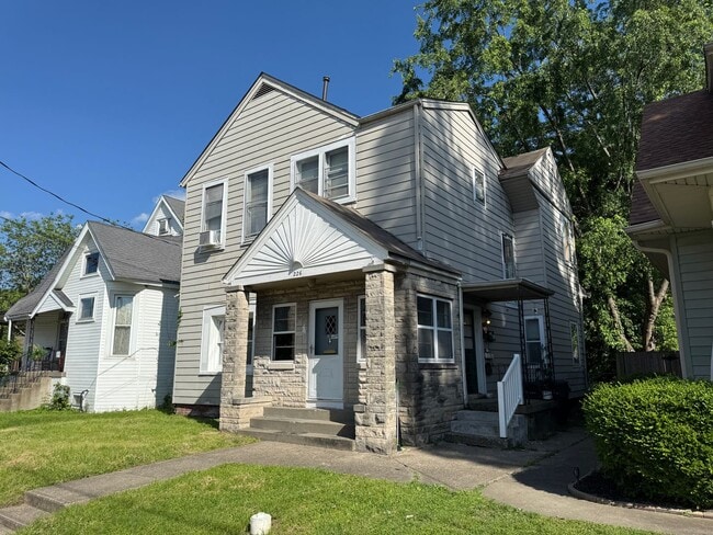 property at 226 E Maple St