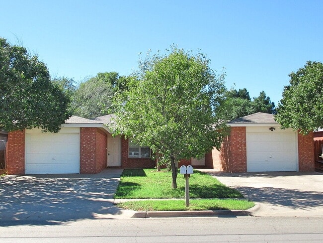 7812 Ave U - A Ave in Lubbock, TX - Foto de edificio - Building Photo
