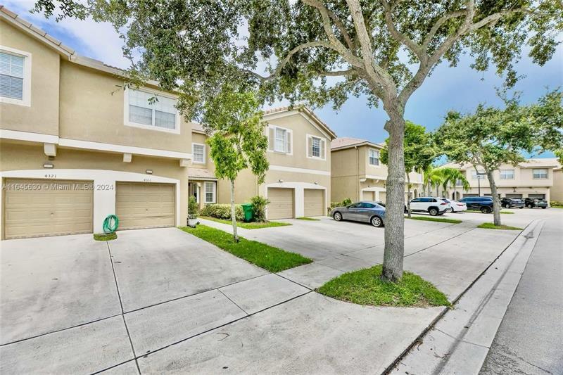 4331 SW 131st Ln in Miramar, FL - Building Photo