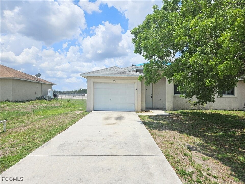 2517 Park Rd in Lehigh Acres, FL - Building Photo