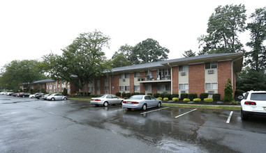 Versailles Apartments in Ewing, NJ - Foto de edificio - Building Photo