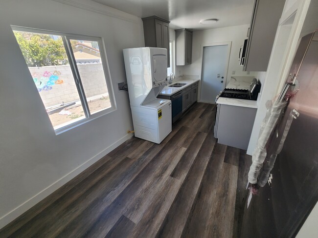 233 E 219th St in Carson, CA - Foto de edificio - Building Photo