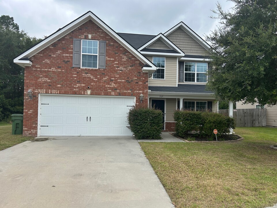 709 Highgrove Ct in Hinesville, GA - Building Photo
