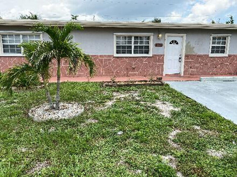 4715 Weymouth St in Greenacres, FL - Building Photo