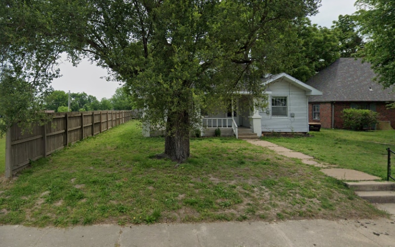202 S Lillian Ave in Bolivar, MO - Building Photo