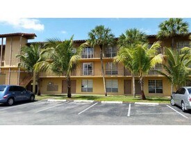 7155 Miami Lakes Dr in Miami Lakes, FL - Building Photo
