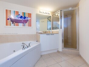 16699 Collins Ave, Unit 1709 in Sunny Isles Beach, FL - Foto de edificio - Building Photo