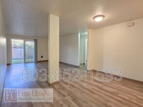 20125 SW Tualatin Valley Hwy in Beaverton, OR - Foto de edificio - Building Photo