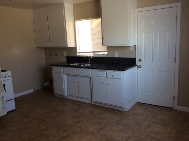 2114 Brundage Ln in Bakersfield, CA - Building Photo - Building Photo