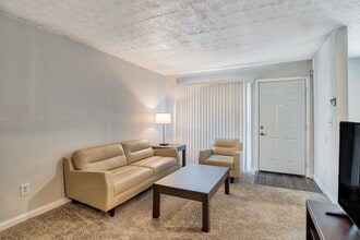 Silver Oak Apartments in Clarkston, GA - Foto de edificio - Building Photo