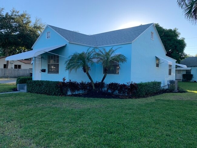 310 SW 2nd Ave in Dania Beach, FL - Building Photo - Building Photo