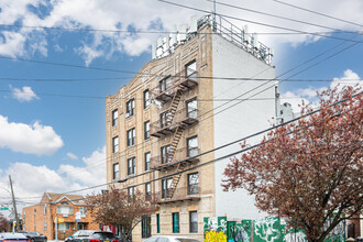 31-06 42nd St in Long Island City, NY - Building Photo - Primary Photo