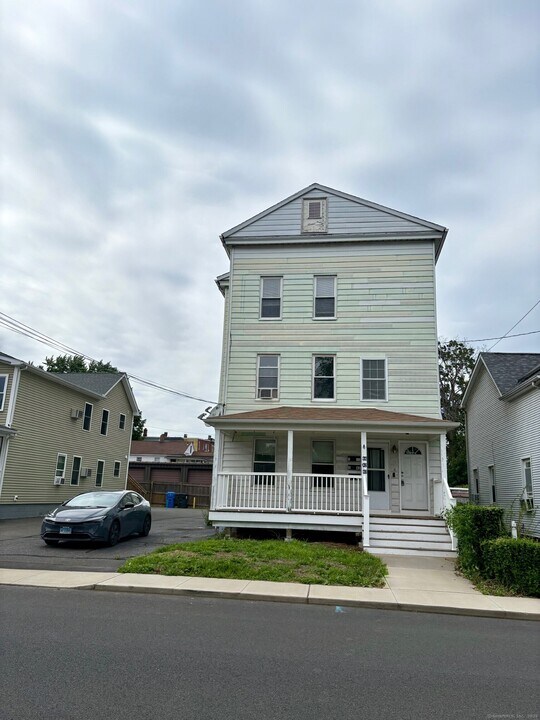 40 Orchard St in Bristol, CT - Building Photo