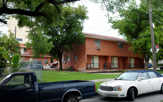 CH Apartments in Miami, FL - Building Photo - Building Photo