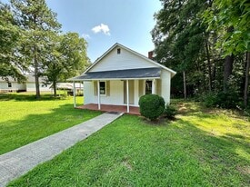 115 High St in La Crosse, VA - Building Photo