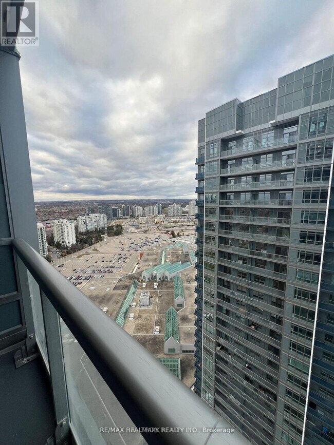 30 Upper Mall Wy in Vaughan, ON - Building Photo - Building Photo